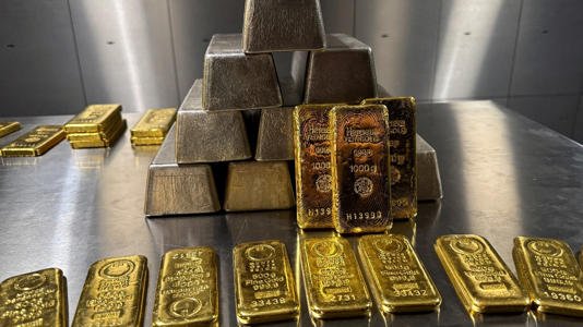 Gold & Silver Prices Are Falling: Should You Buy Now or Wait?